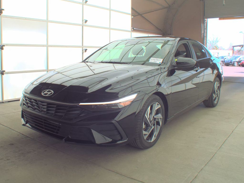 2025 Hyundai Elantra SEL Sport photo