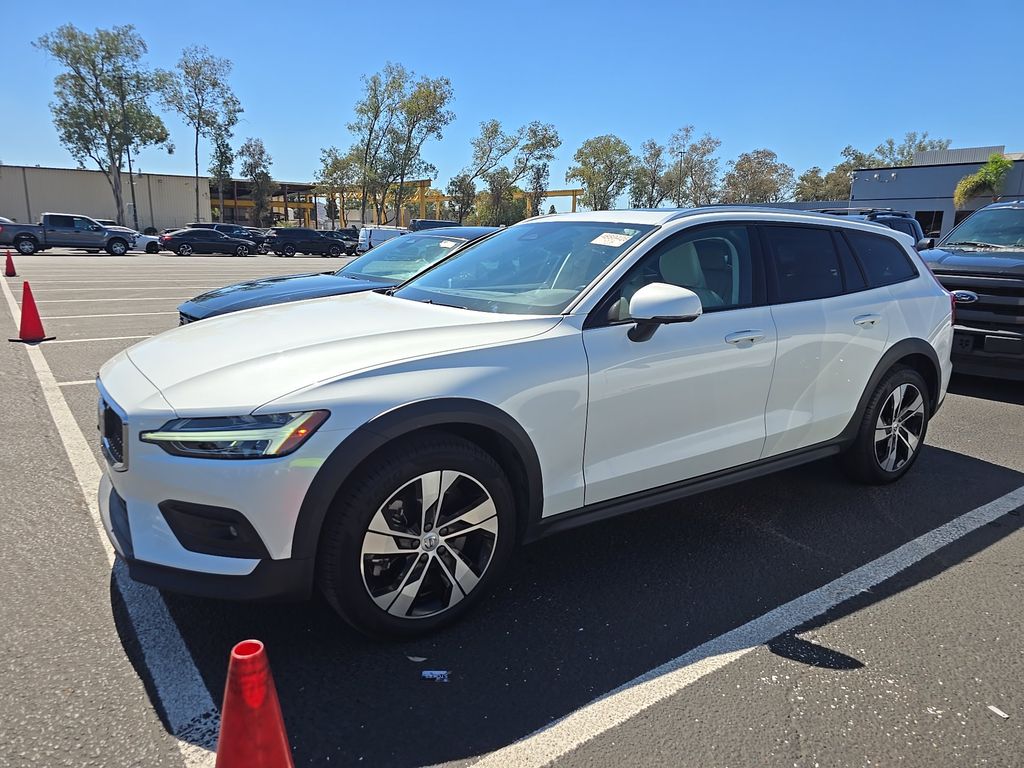 2025 Volvo V60 Cross Cntry Plus photo