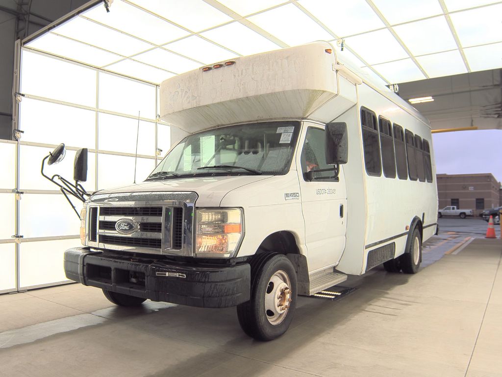 2010 Ford E-450 Cutaway Base photo