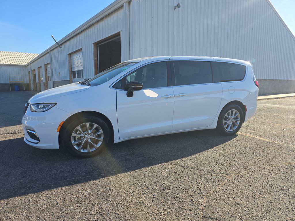 2026 Chrysler Pacifica Limited photo