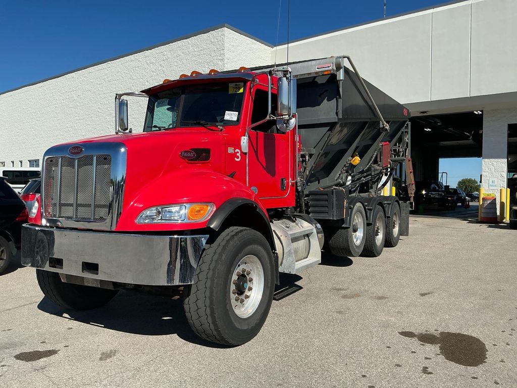 2019 Peterbilt 348 photo