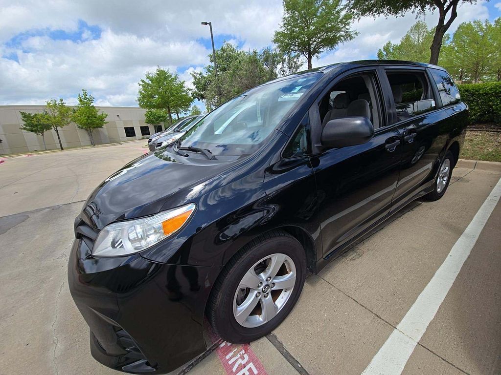 2019 Toyota Sienna L photo