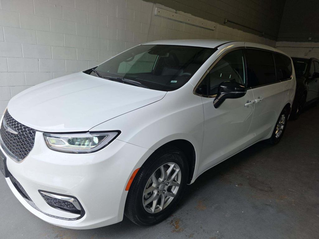 2026 Chrysler Pacifica Select photo