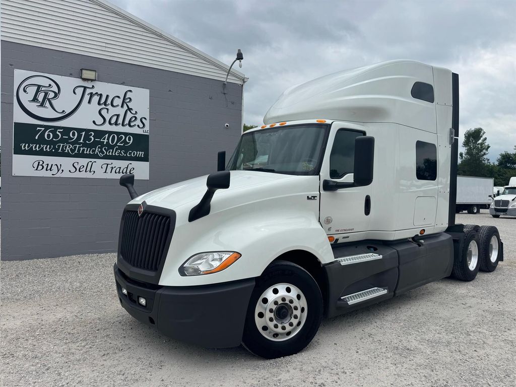 2022 International LT625 photo
