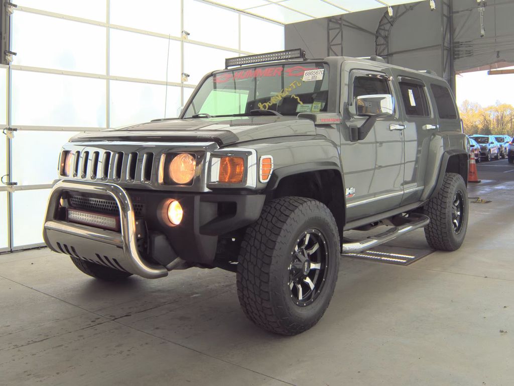 2010 HUMMER H3 Luxury photo