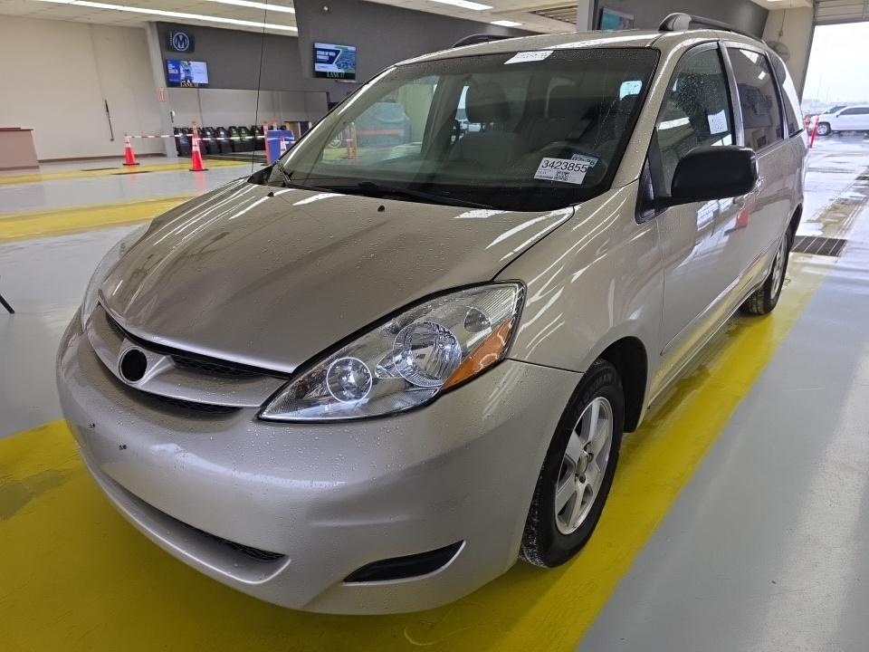 2009 Toyota Sienna LE photo