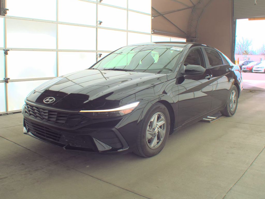 2025 Hyundai Elantra SE photo