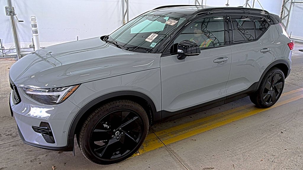 2026 Volvo XC40 ULT Black photo