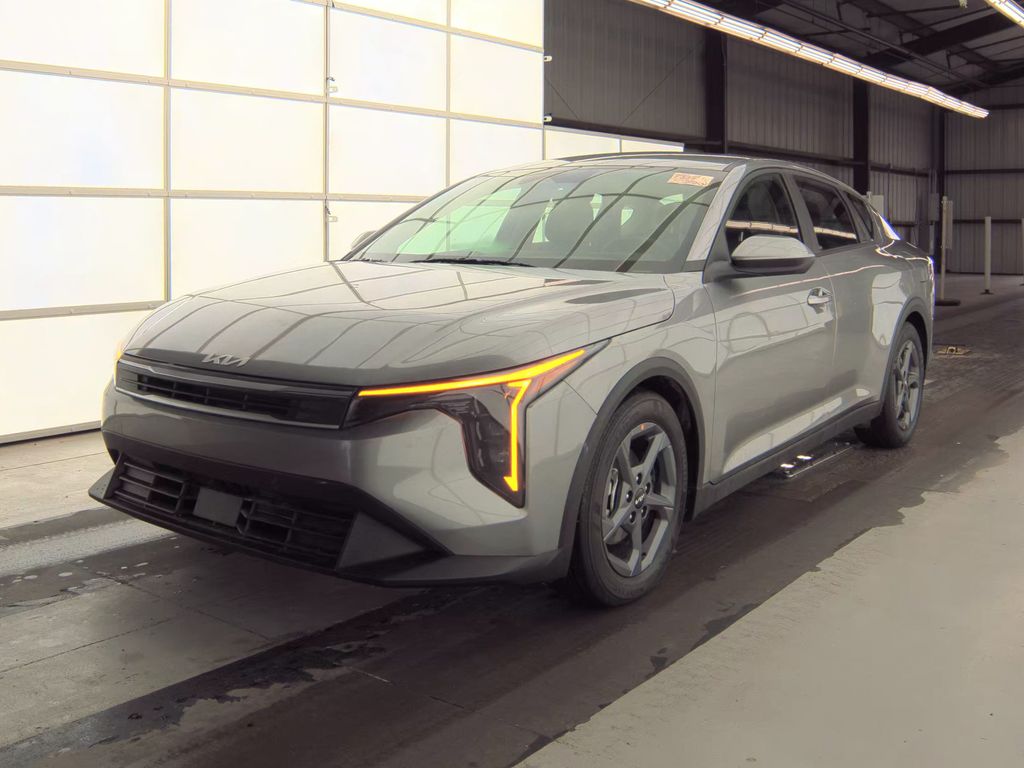 2025 Kia K4 LXS photo