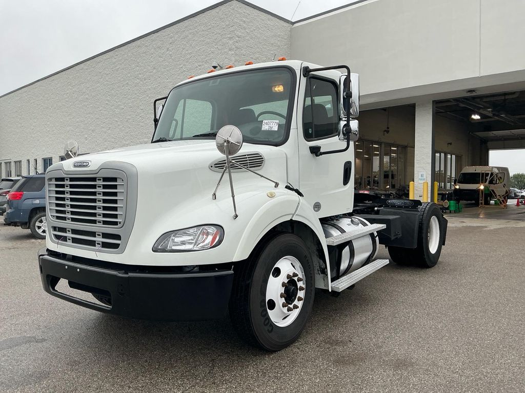 2017 Freightliner M2112 photo